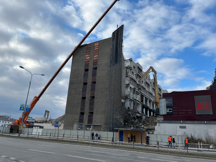 FOTOGALERIE: Bývalý brněnský Prior mizí před očima. Podívejte se, jak postoupila demolice