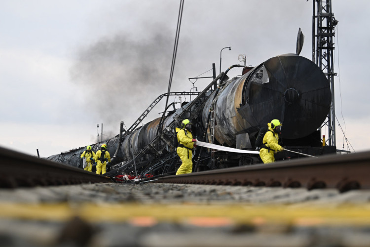 FOTOGALERIE: Likvidace benzenové katastrofy pokračuje, zásah na Hranicku je mimořádně náročný