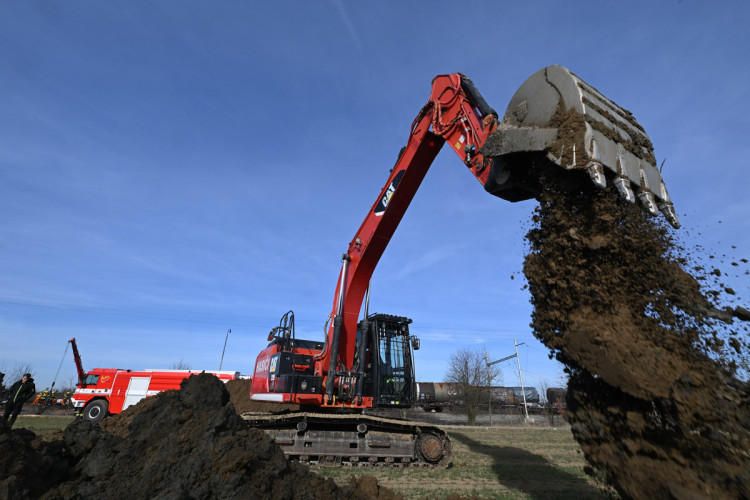 FOTOGALERIE: Likvidace benzenové katastrofy pokračuje, zásah na Hranicku je mimořádně náročný