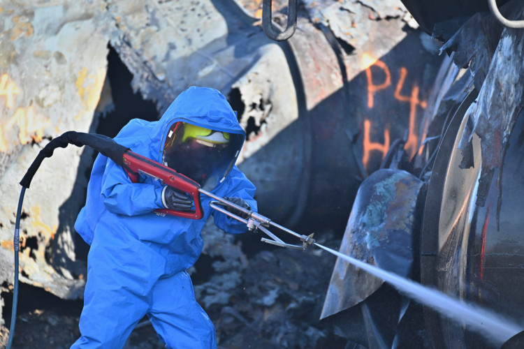 FOTOGALERIE: Likvidace benzenové katastrofy pokračuje, zásah na Hranicku je mimořádně náročný