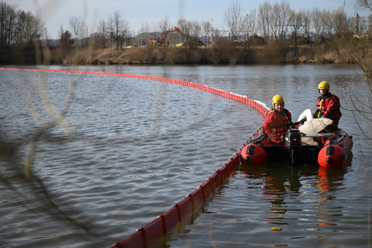 FOTOGALERIE: Likvidace benzenové katastrofy pokračuje, zásah na Hranicku je mimořádně náročný