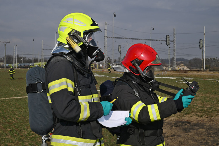 FOTOGALERIE: Likvidace benzenové katastrofy pokračuje, zásah na Hranicku je mimořádně náročný
