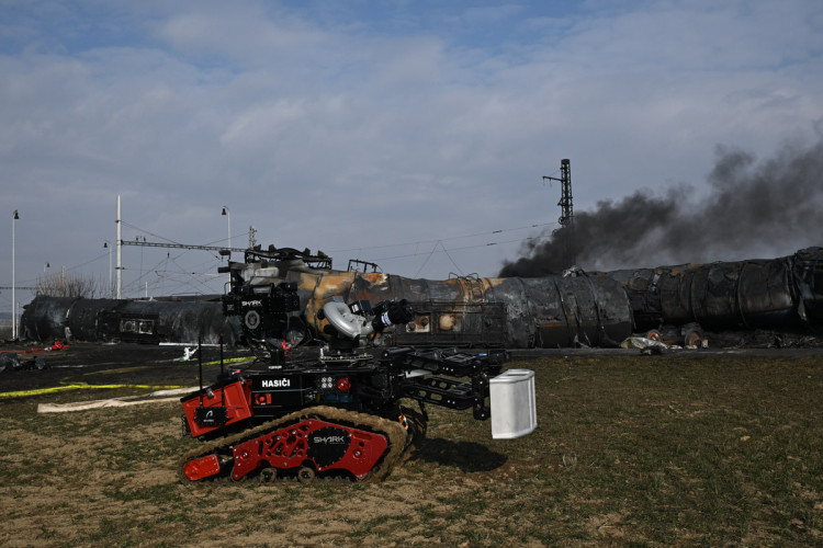 FOTOGALERIE: Likvidace benzenové katastrofy pokračuje, zásah na Hranicku je mimořádně náročný