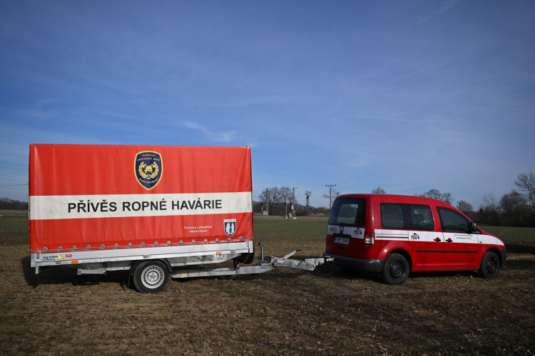 FOTOGALERIE: Likvidace benzenové katastrofy pokračuje, zásah na Hranicku je mimořádně náročný