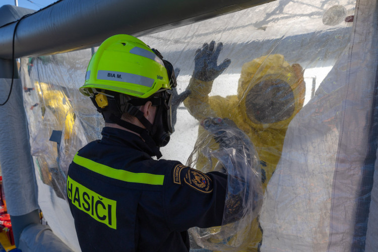 FOTOGALERIE: Likvidace benzenové katastrofy pokračuje, zásah na Hranicku je mimořádně náročný