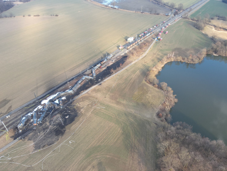 FOTOGALERIE: Likvidace benzenové katastrofy pokračuje, zásah na Hranicku je mimořádně náročný