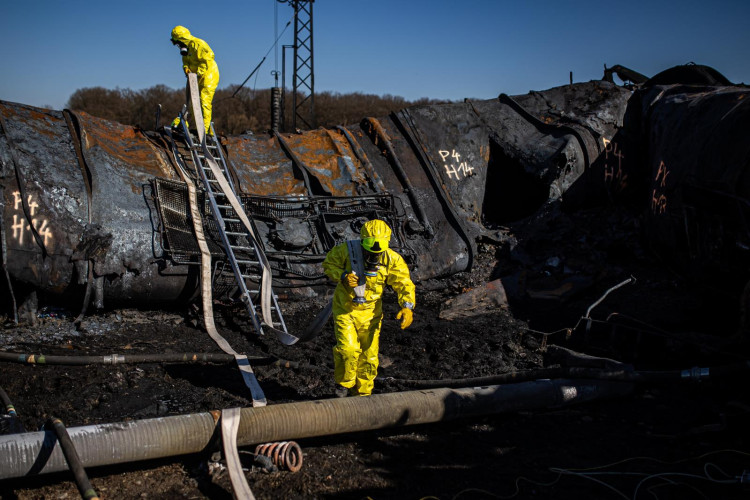 FOTOGALERIE: Likvidace benzenové katastrofy pokračuje, zásah na Hranicku je mimořádně náročný