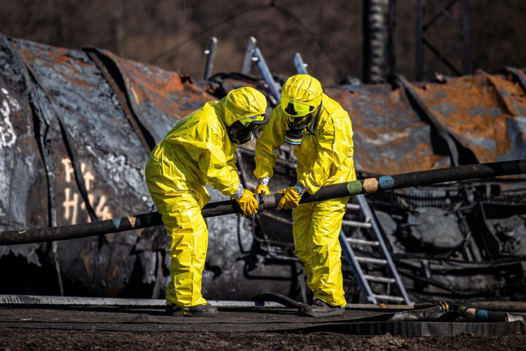 FOTOGALERIE: Likvidace benzenové katastrofy pokračuje, zásah na Hranicku je mimořádně náročný