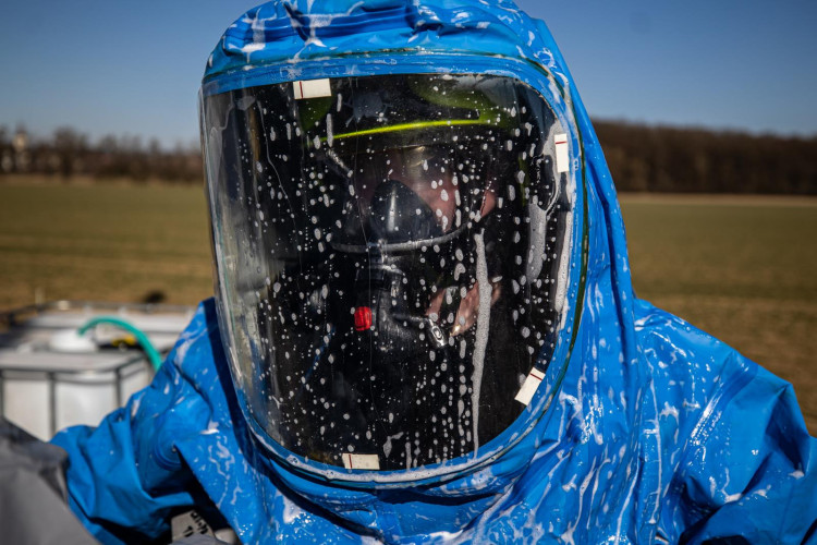 FOTOGALERIE: Likvidace benzenové katastrofy pokračuje, zásah na Hranicku je mimořádně náročný