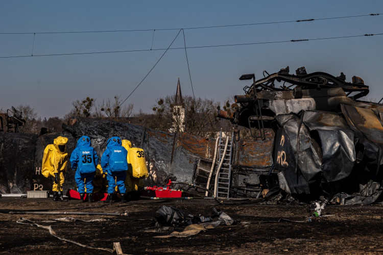 FOTOGALERIE: Likvidace benzenové katastrofy pokračuje, zásah na Hranicku je mimořádně náročný