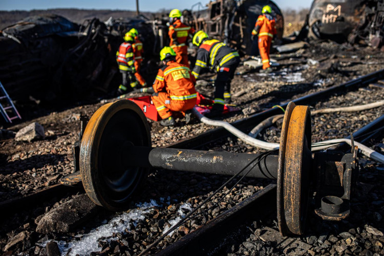 FOTOGALERIE: Likvidace benzenové katastrofy pokračuje, zásah na Hranicku je mimořádně náročný