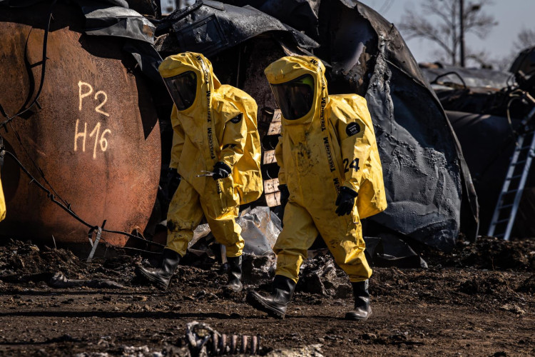 FOTOGALERIE: Likvidace benzenové katastrofy pokračuje, zásah na Hranicku je mimořádně náročný
