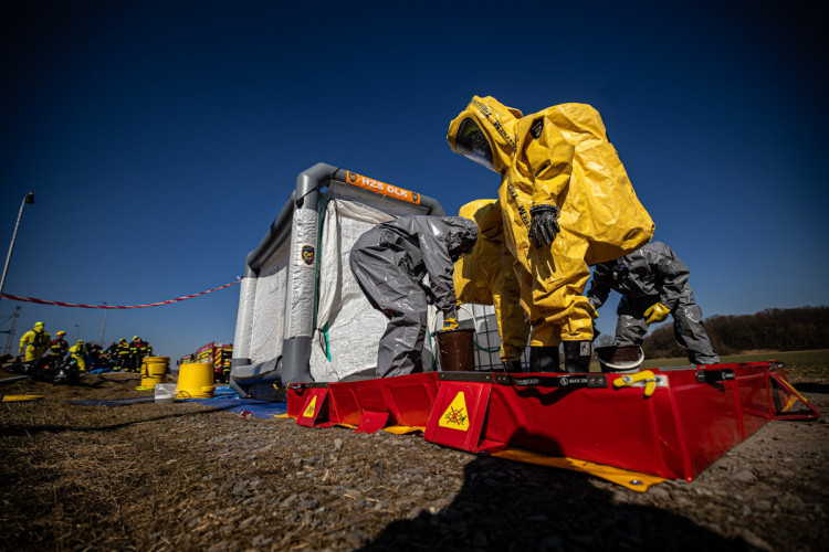 FOTOGALERIE: Likvidace benzenové katastrofy pokračuje, zásah na Hranicku je mimořádně náročný