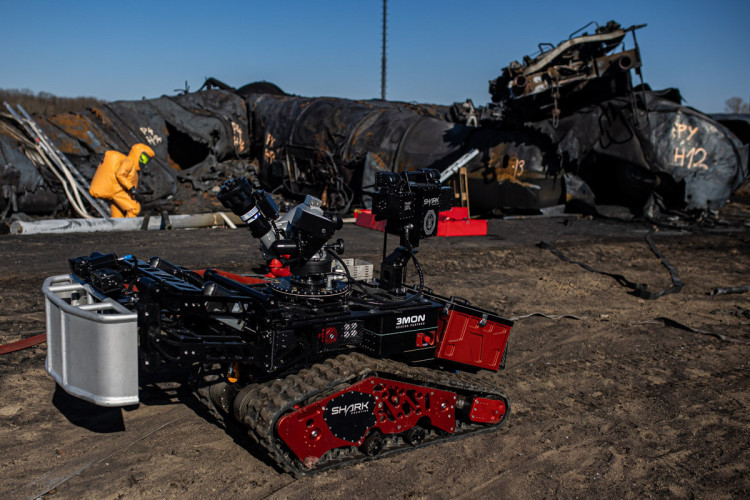 FOTOGALERIE: Likvidace benzenové katastrofy pokračuje, zásah na Hranicku je mimořádně náročný