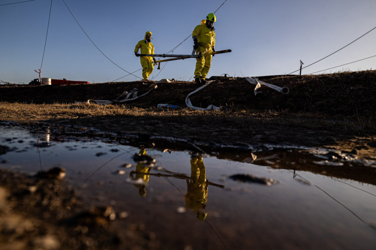 FOTOGALERIE: Likvidace benzenové katastrofy pokračuje, zásah na Hranicku je mimořádně náročný