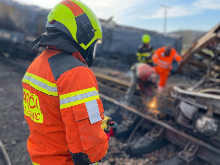 FOTOGALERIE: Likvidace benzenové katastrofy pokračuje, zásah na Hranicku je mimořádně náročný