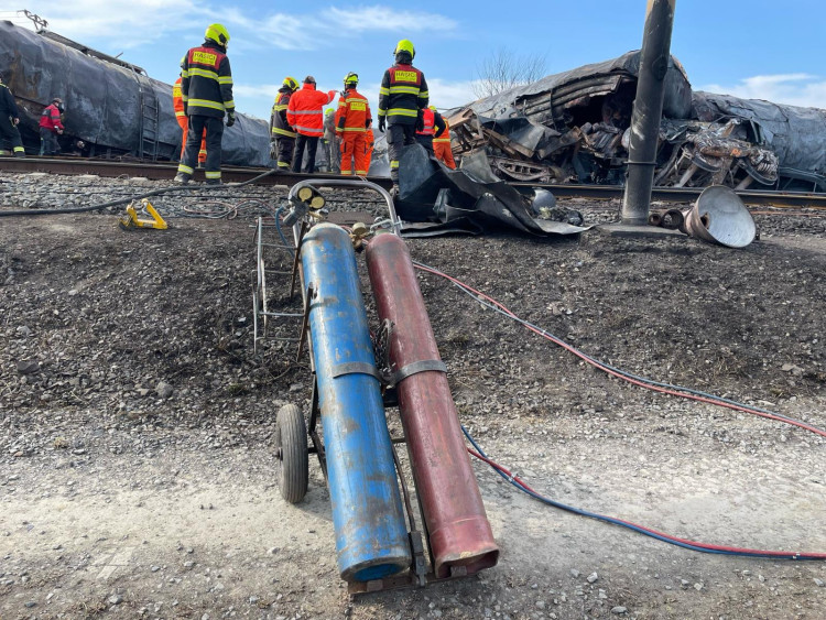 FOTOGALERIE: Likvidace benzenové katastrofy pokračuje, zásah na Hranicku je mimořádně náročný