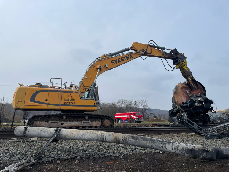 FOTOGALERIE: Likvidace benzenové katastrofy pokračuje, zásah na Hranicku je mimořádně náročný
