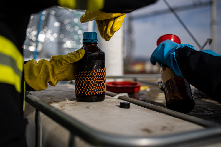 FOTOGALERIE: Likvidace benzenové katastrofy pokračuje, zásah na Hranicku je mimořádně náročný