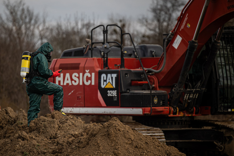FOTOGALERIE: Likvidace benzenové katastrofy pokračuje, zásah na Hranicku je mimořádně náročný