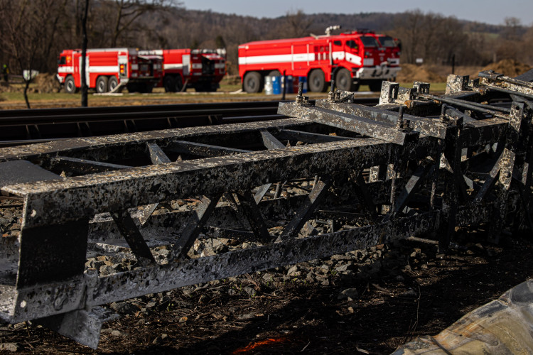 FOTOGALERIE: Likvidace benzenové katastrofy pokračuje, zásah na Hranicku je mimořádně náročný