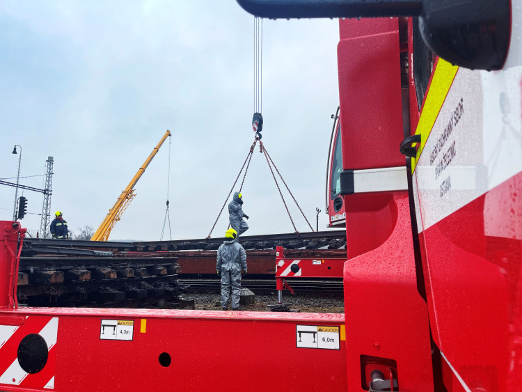 FOTOGALERIE: Likvidace benzenové katastrofy pokračuje, zásah na Hranicku je mimořádně náročný