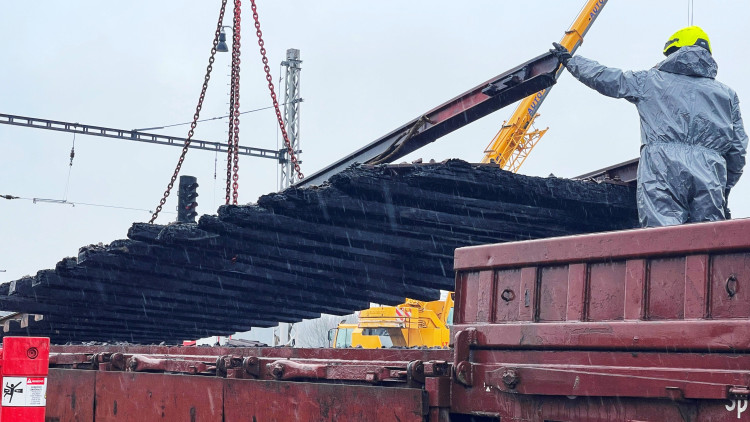 FOTOGALERIE: Likvidace benzenové katastrofy pokračuje, zásah na Hranicku je mimořádně náročný