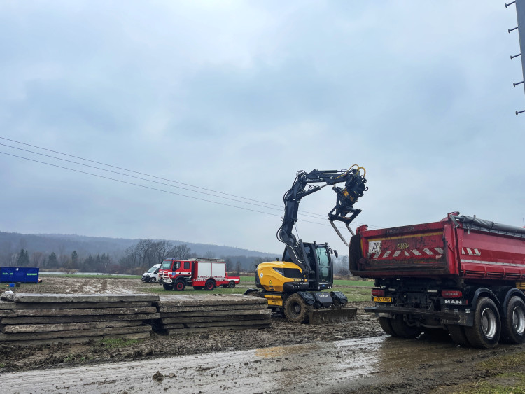 FOTOGALERIE: Likvidace benzenové katastrofy pokračuje, zásah na Hranicku je mimořádně náročný