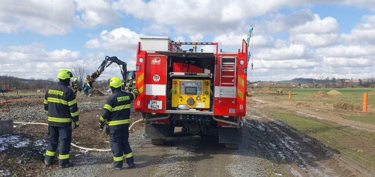 FOTOGALERIE: Likvidace benzenové katastrofy pokračuje, zásah na Hranicku je mimořádně náročný