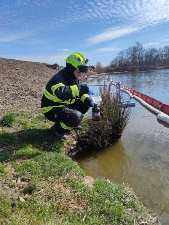 FOTOGALERIE: Likvidace benzenové katastrofy pokračuje, zásah na Hranicku je mimořádně náročný