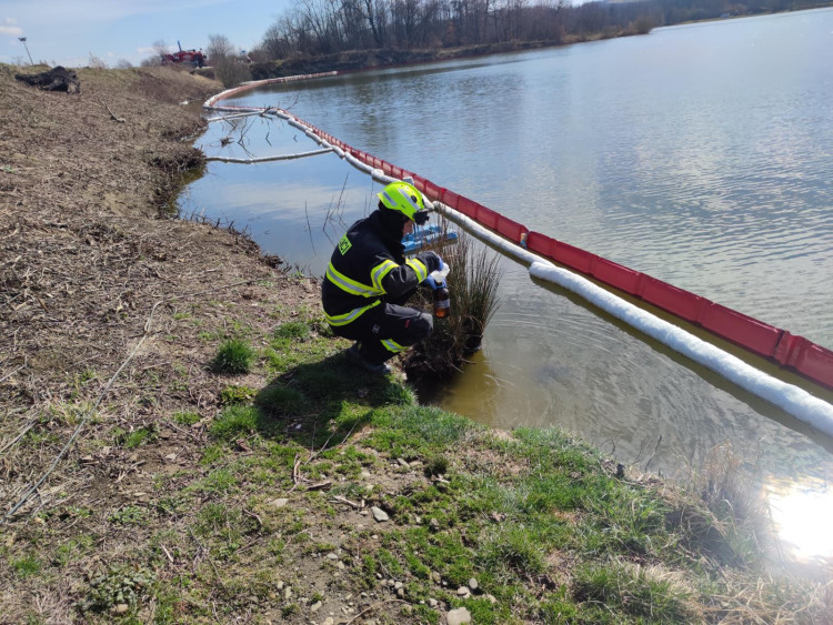 FOTOGALERIE: Likvidace benzenové katastrofy pokračuje, zásah na Hranicku je mimořádně náročný
