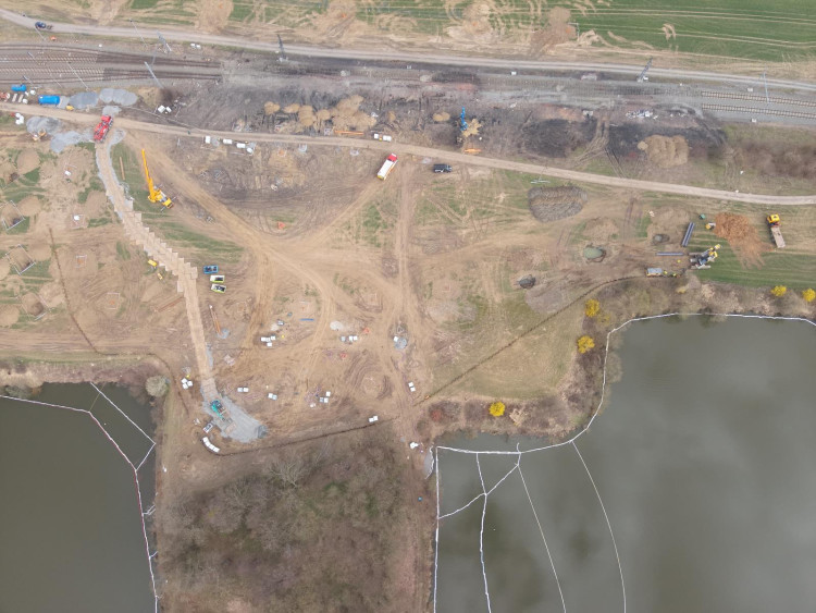 FOTOGALERIE: Likvidace benzenové katastrofy pokračuje, zásah na Hranicku je mimořádně náročný