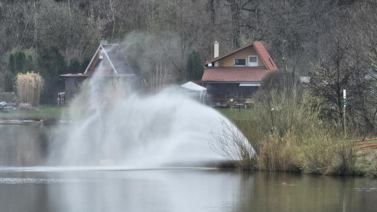 FOTOGALERIE: Likvidace benzenové katastrofy pokračuje, zásah na Hranicku je mimořádně náročný