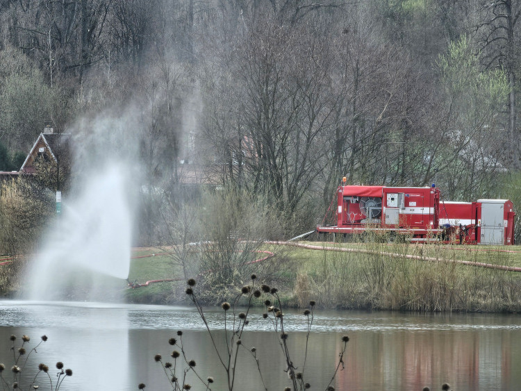 FOTOGALERIE: Likvidace benzenové katastrofy pokračuje, zásah na Hranicku je mimořádně náročný