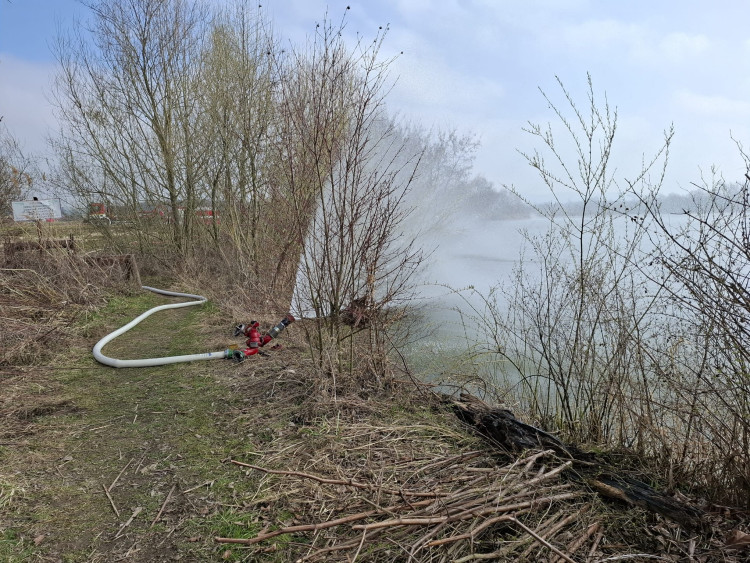 FOTOGALERIE: Likvidace benzenové katastrofy pokračuje, zásah na Hranicku je mimořádně náročný