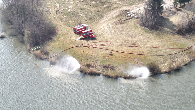 FOTOGALERIE: Likvidace benzenové katastrofy pokračuje, zásah na Hranicku je mimořádně náročný