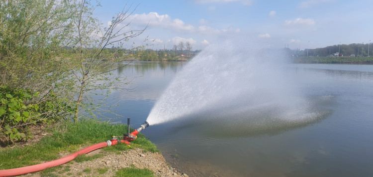 FOTOGALERIE: Likvidace benzenové katastrofy pokračuje, zásah na Hranicku je mimořádně náročný