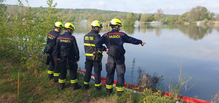 FOTOGALERIE: Likvidace benzenové katastrofy pokračuje, zásah na Hranicku je mimořádně náročný