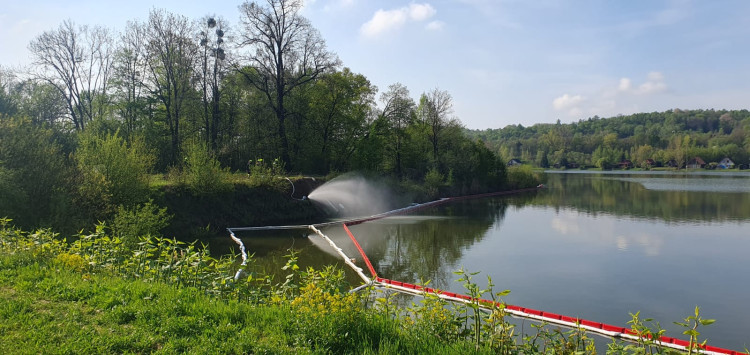 FOTOGALERIE: Likvidace benzenové katastrofy pokračuje, zásah na Hranicku je mimořádně náročný