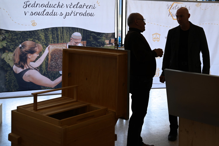 FOTOGALERIE: Invaze včelařů na Černé louce. Výjimečné ve střední Evropě