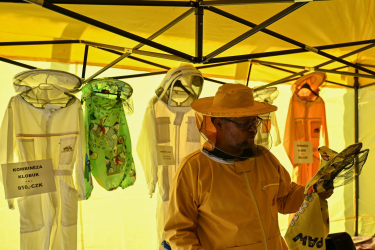 FOTOGALERIE: Invaze včelařů na Černé louce. Výjimečné ve střední Evropě
