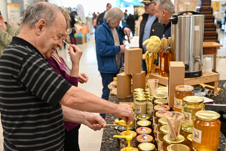 FOTOGALERIE: Invaze včelařů na Černé louce. Výjimečné ve střední Evropě