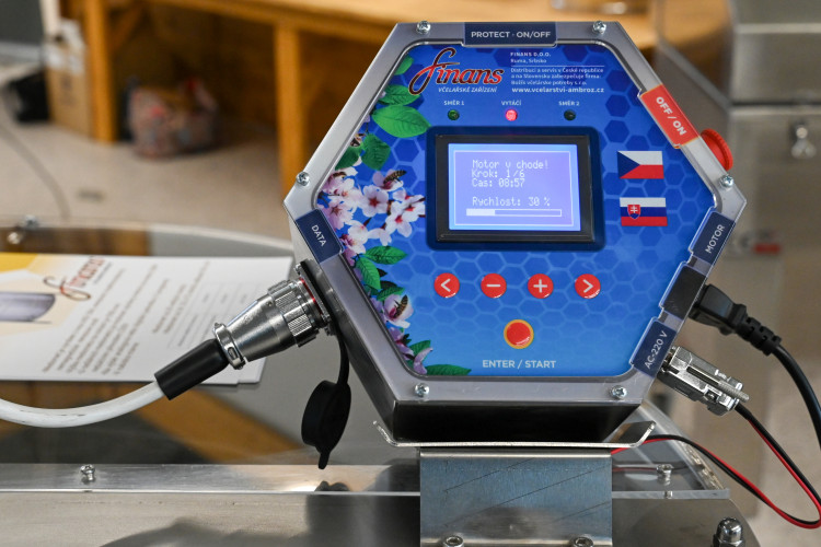 FOTOGALERIE: Invaze včelařů na Černé louce. Výjimečné ve střední Evropě