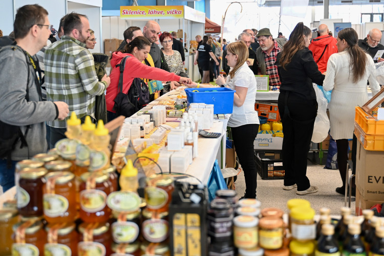 FOTOGALERIE: Invaze včelařů na Černé louce. Výjimečné ve střední Evropě
