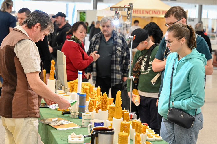 FOTOGALERIE: Invaze včelařů na Černé louce. Výjimečné ve střední Evropě