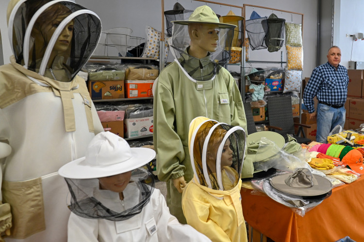 FOTOGALERIE: Invaze včelařů na Černé louce. Výjimečné ve střední Evropě