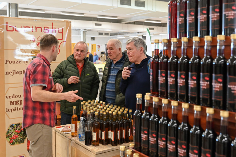 FOTOGALERIE: Invaze včelařů na Černé louce. Výjimečné ve střední Evropě