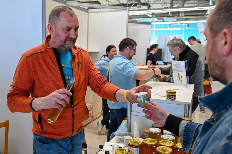 FOTOGALERIE: Invaze včelařů na Černé louce. Výjimečné ve střední Evropě