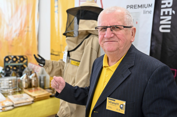 FOTOGALERIE: Invaze včelařů na Černé louce. Výjimečné ve střední Evropě