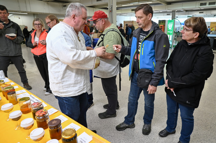 FOTOGALERIE: Invaze včelařů na Černé louce. Výjimečné ve střední Evropě
